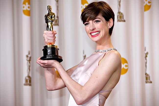 Anne Hathaway holds her Oscar for winning Best Supporting Actress for her role in "Les Miserables" at the 85th Academy Awards in Hollywood, California February 24, 2013. REUTERS/Mike Blake (UNITED STATES TAGS: - Tags: ENTERTAINMENT) (OSCARS-BACKSTAGE) - RTR3E9AJ